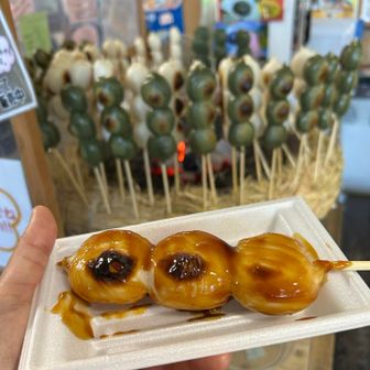 みたらし団子うま〜い😋