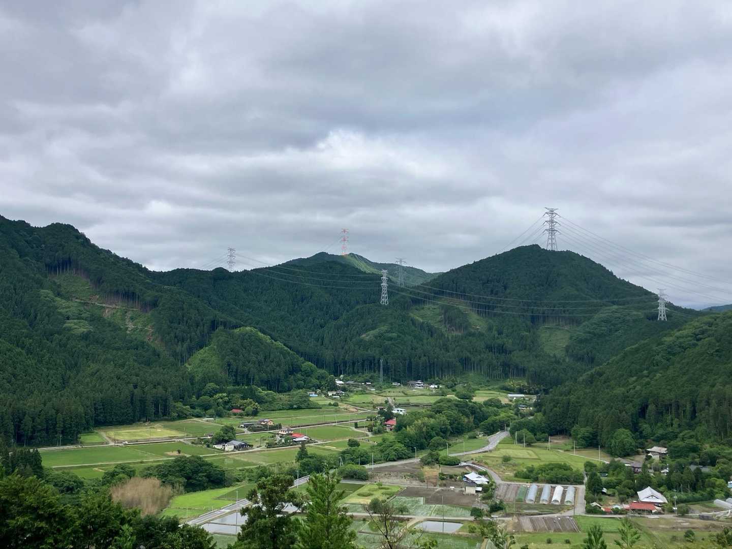 先程まで登ってた鳴蟲山が良く見える👀
※真ん中オレンジ色の鉄塔が立つ山頂。