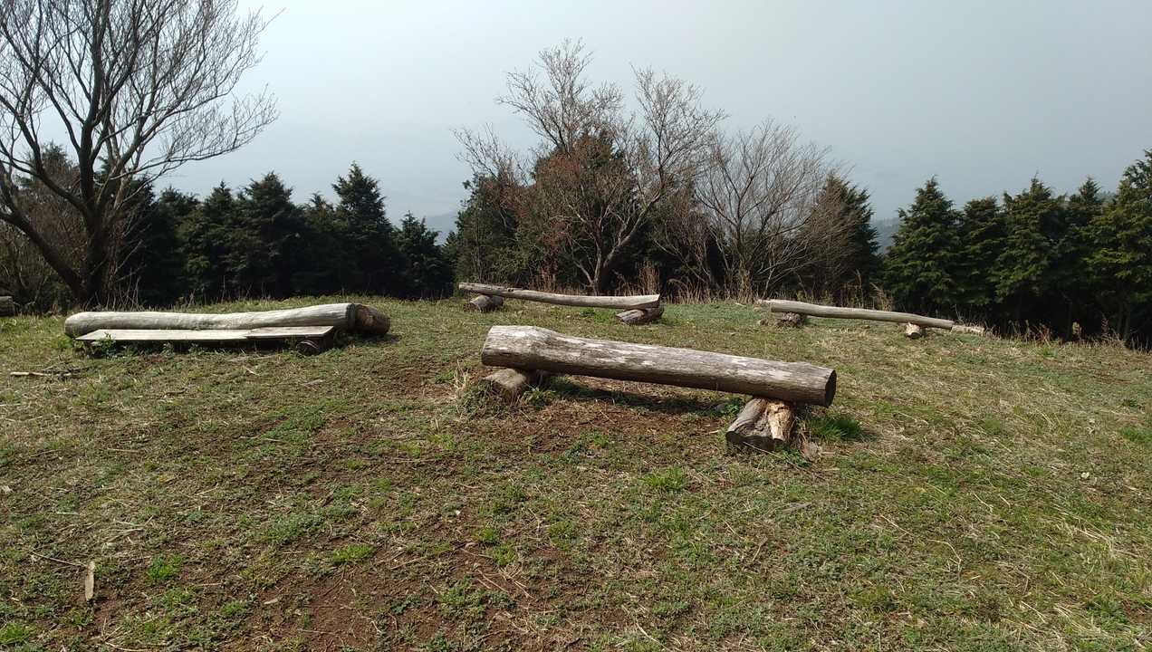 雨乞岳山頂展望台。