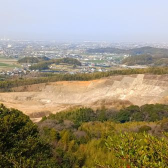 ピラミッドピークから見える山は砂利が採掘され、大きく山が削られている。