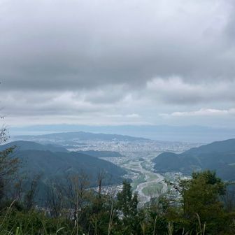 藁科川が安倍川と合流する。日本平や伊豆も見える