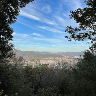 ちょっと視界狭いですが、
歩いてきた山が見えます