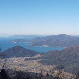 美浜の街と天王山(左手前)・西方ヶ岳(右奥)🏔️