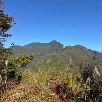 今日目指す烏帽子岳が遠くに見える。ちょっと遠すぎない？