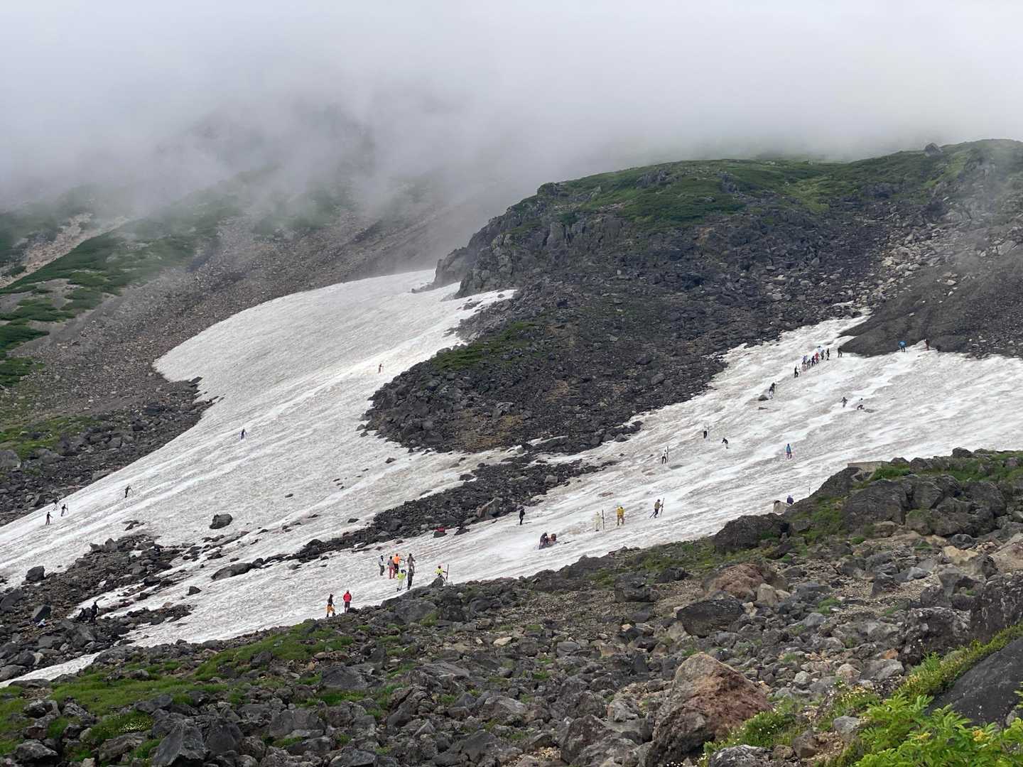 大雪渓にはスキーヤーが沢山⛷️