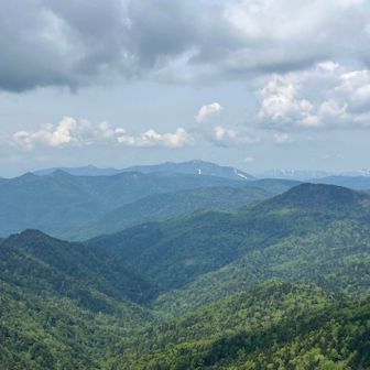 至仏山　左
袴腰山　右手前