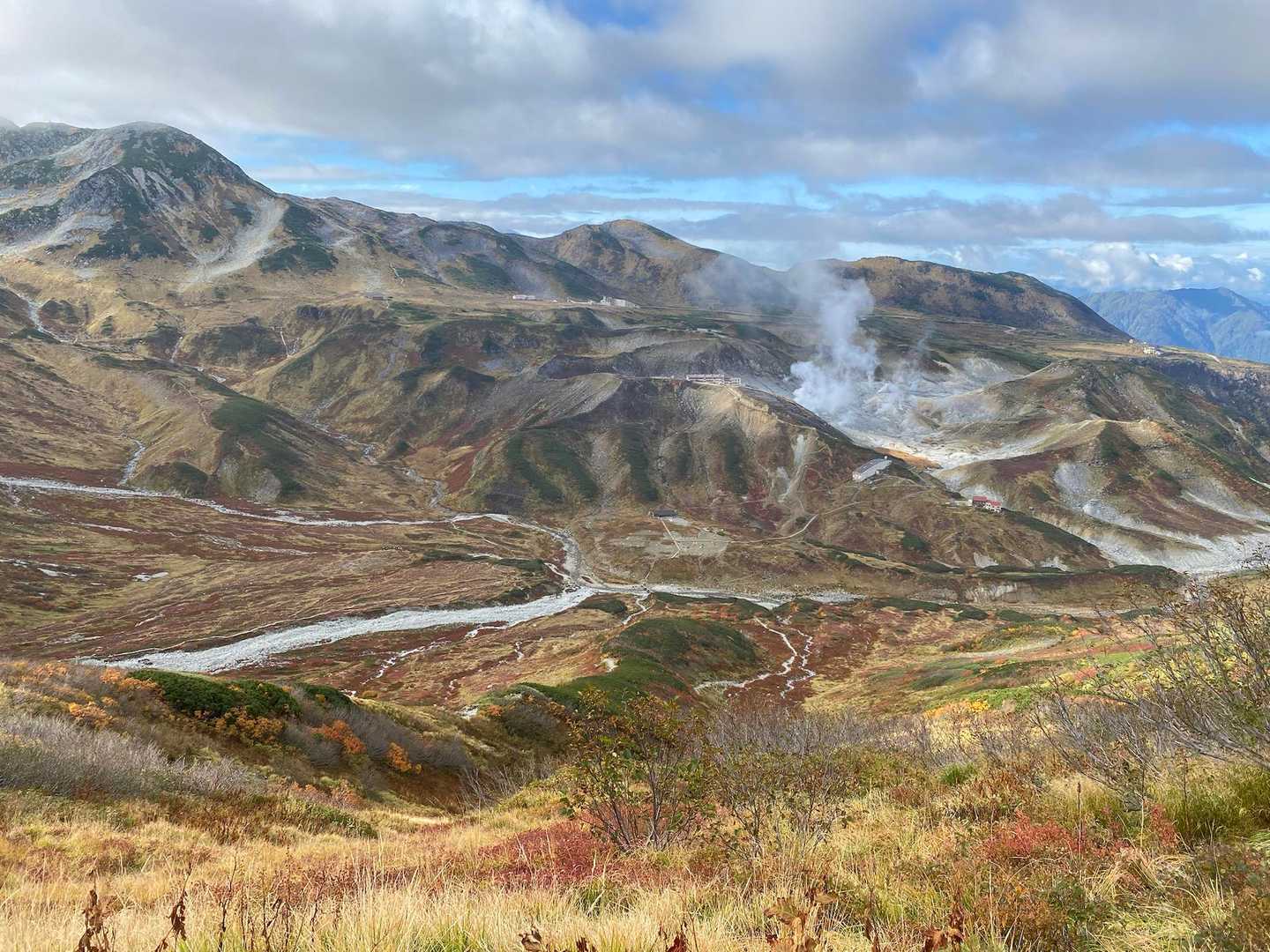 振り返ると眼下にキャンプ場が