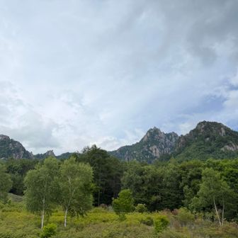 人は何故、こんな岩だらけの山を登るのだろう