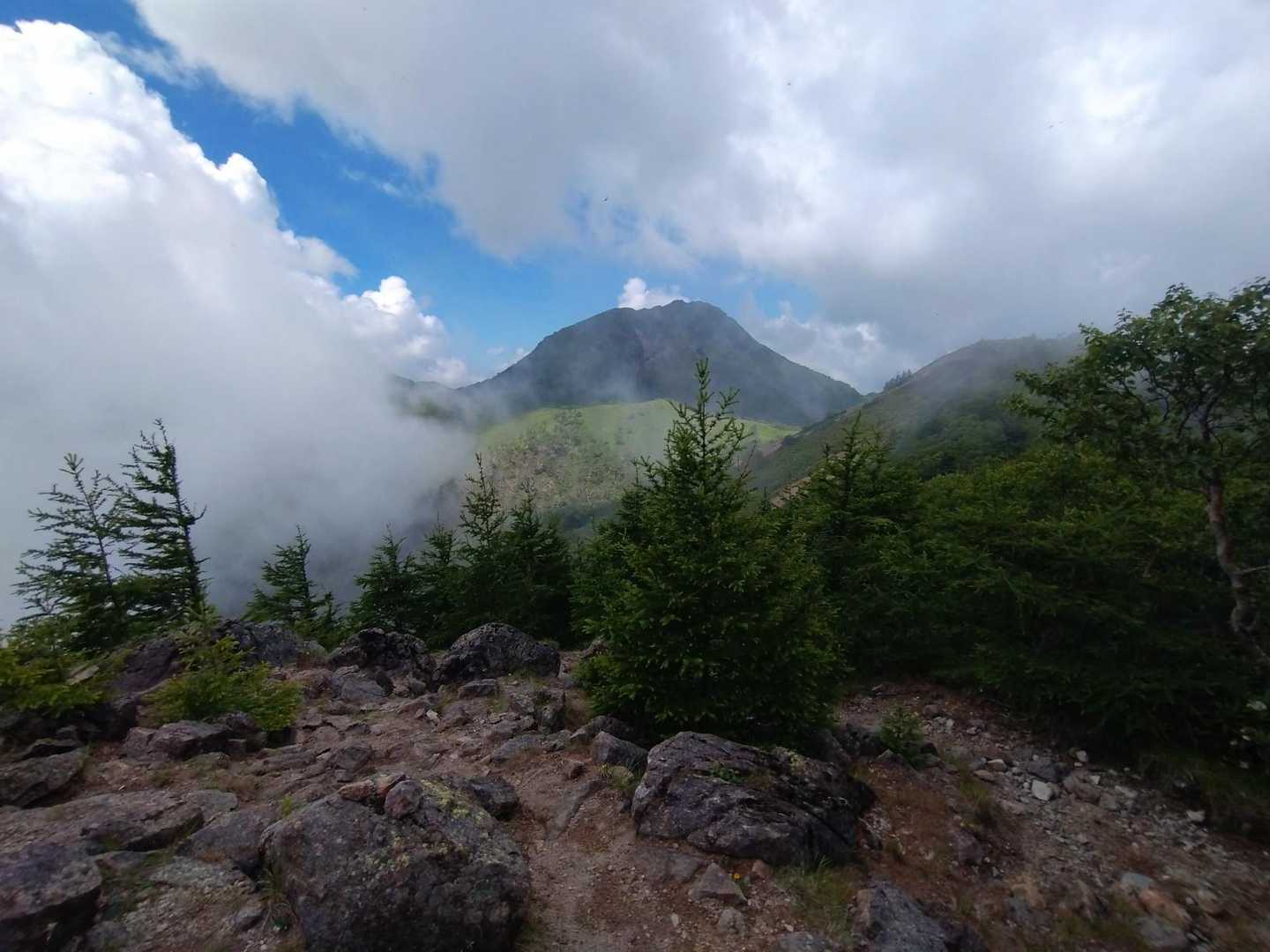 おーっ‼️
ガスの中から日光白根山⛰️