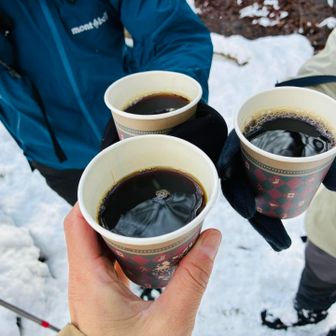 ゆっくり休憩してる時間はないかな？と思って、ドリップして持ってきたコーヒーで乾杯☕️
あったまる〜😄