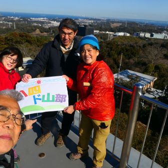 武山
バックは東京湾