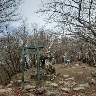 南岳山頂。ココで小休止して昼ごはん🍙