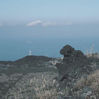 前回の噴火でできたゴジラ岩
