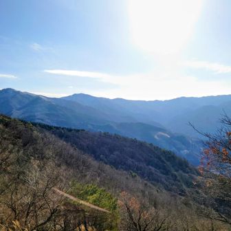 トンギリ山から眺める小川岳から三方山に続く雄大な稜線🎵