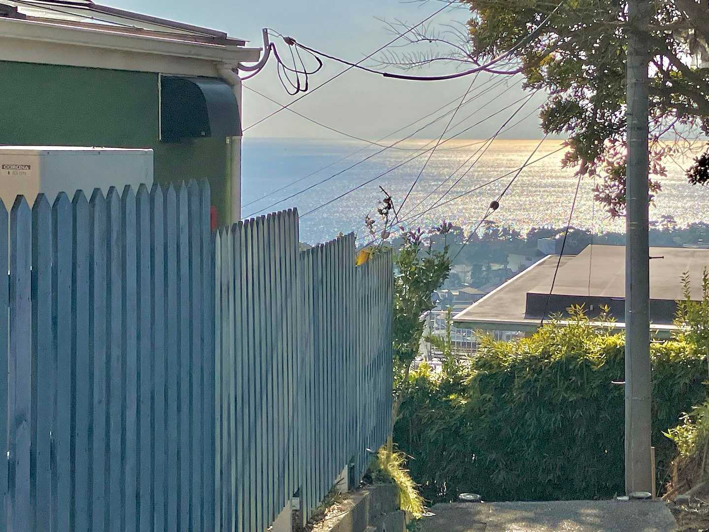 昼過ぎると、地元山歩の方もおらず、ほぼ1人静かに下山。
湘南平は駐車場があるので、車で登って来る方が多いのかも。

御嶽神社方面に下山しながら、こんな素敵な眺めで暮らせるとは羨ましいなと思いながら、日々の生活はちょっと大変かもな、とも思ったりしながら大磯駅へ。