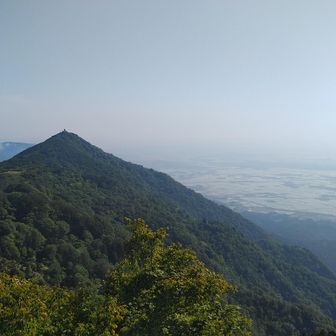 弥彦山から目指す多宝山、角田山。左は日本海、右は一面の水鏡と化した米どころ越後平野。