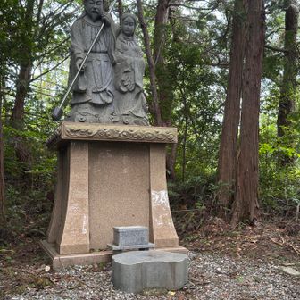 イザナギとイザナミ像。
