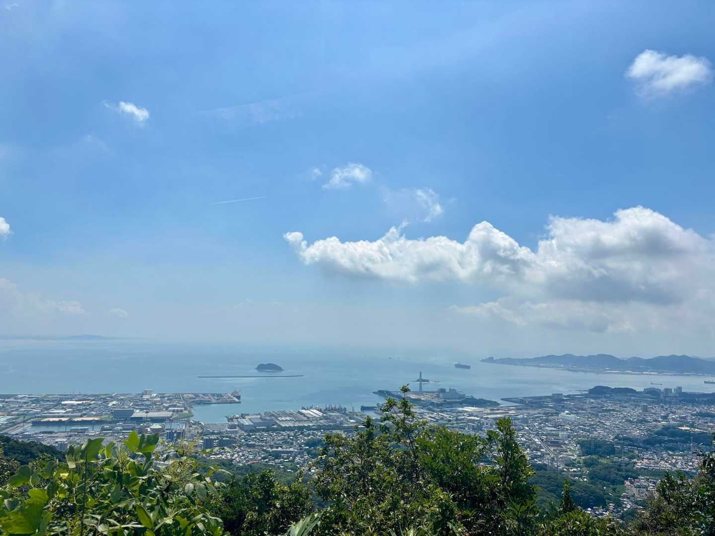 下山前に一息
アクエリが体に染み渡るように、青空が心に沁みる
