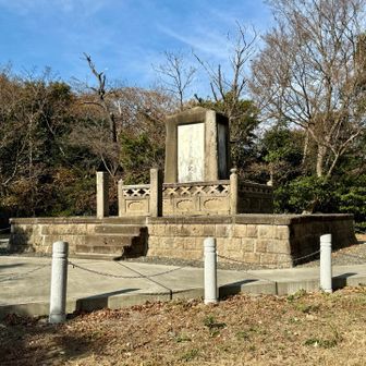 巻いた道を登って、明治天皇観漁記念碑の建つ玉城山。城跡だそうだ。