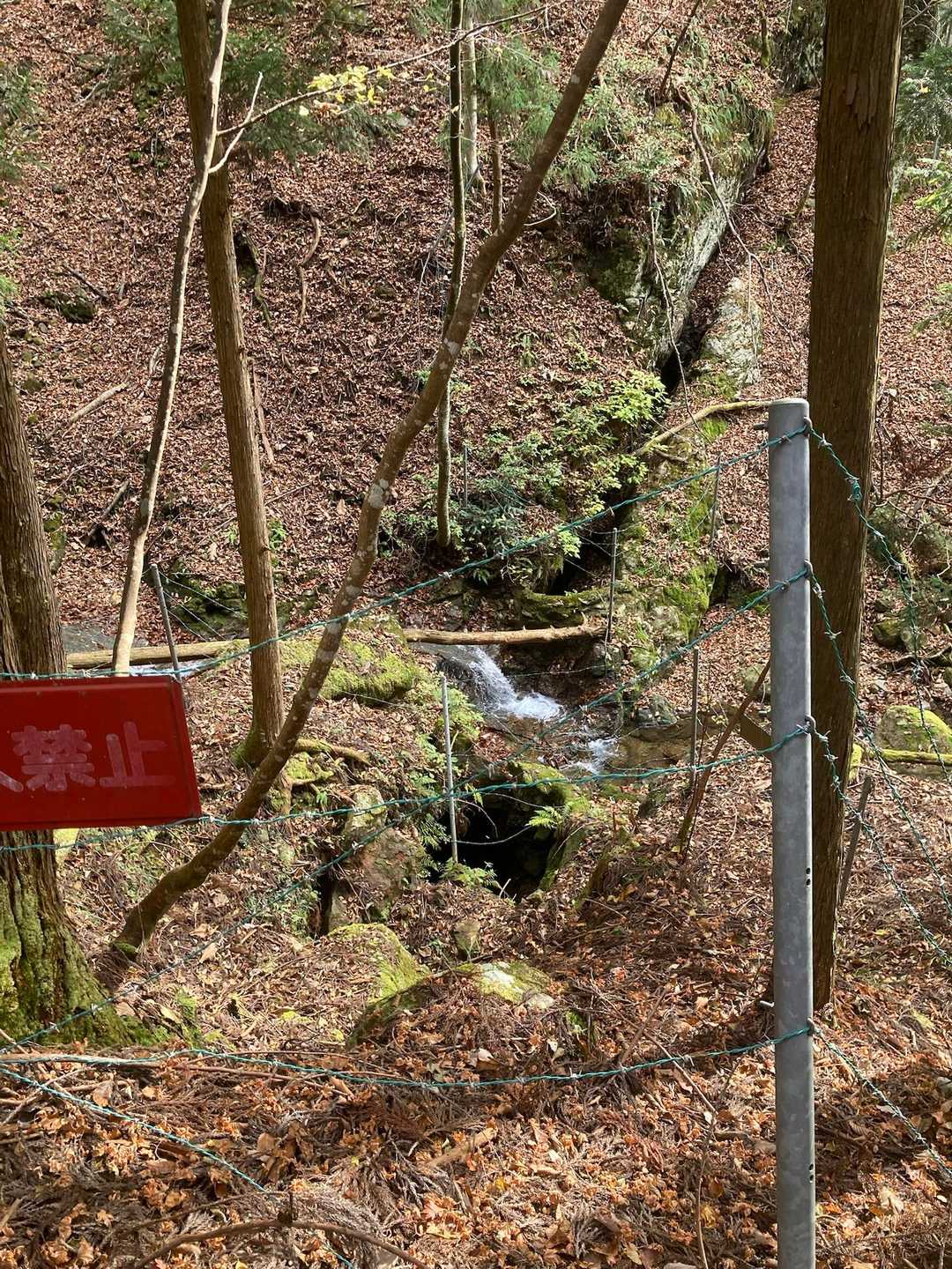 割れ目に沿っての坑道