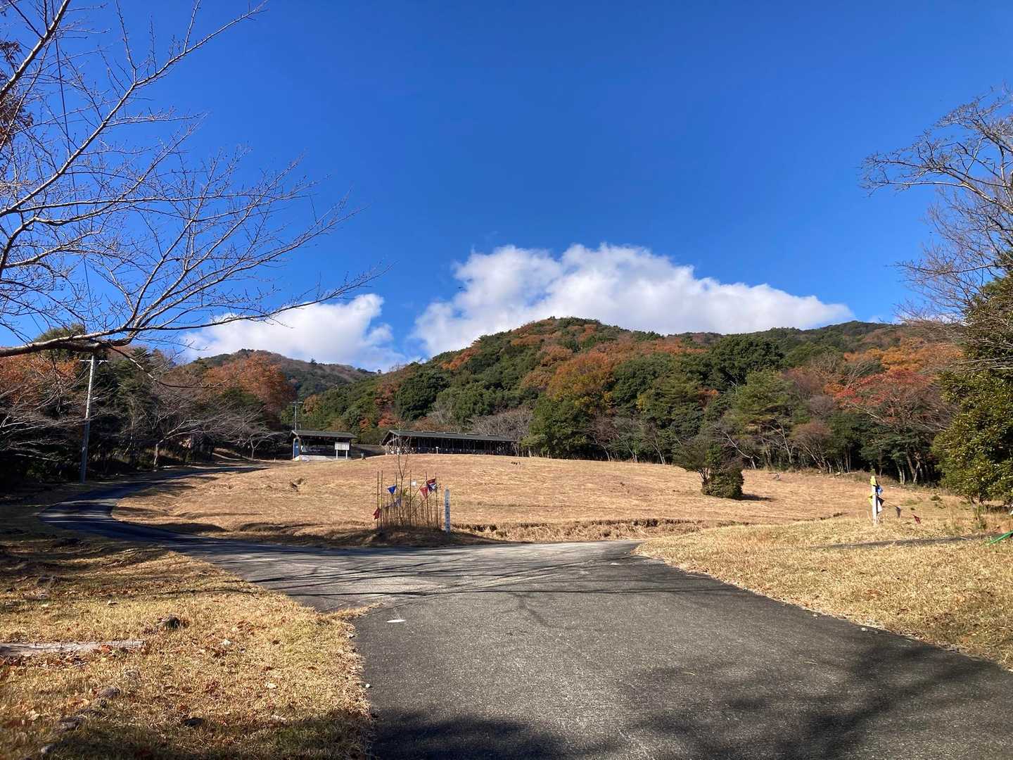 ここから先はキャンプ場エリア
こんな寒い時期にテントがちらほら⛺️
お肉焼いているのでしょうか？
美味しそうな匂いが漂ってます。

おかげでお腹空いてきました😩