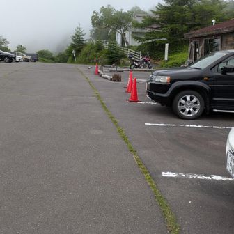 駐車場も登山者が帰ったのか車がまばらでした