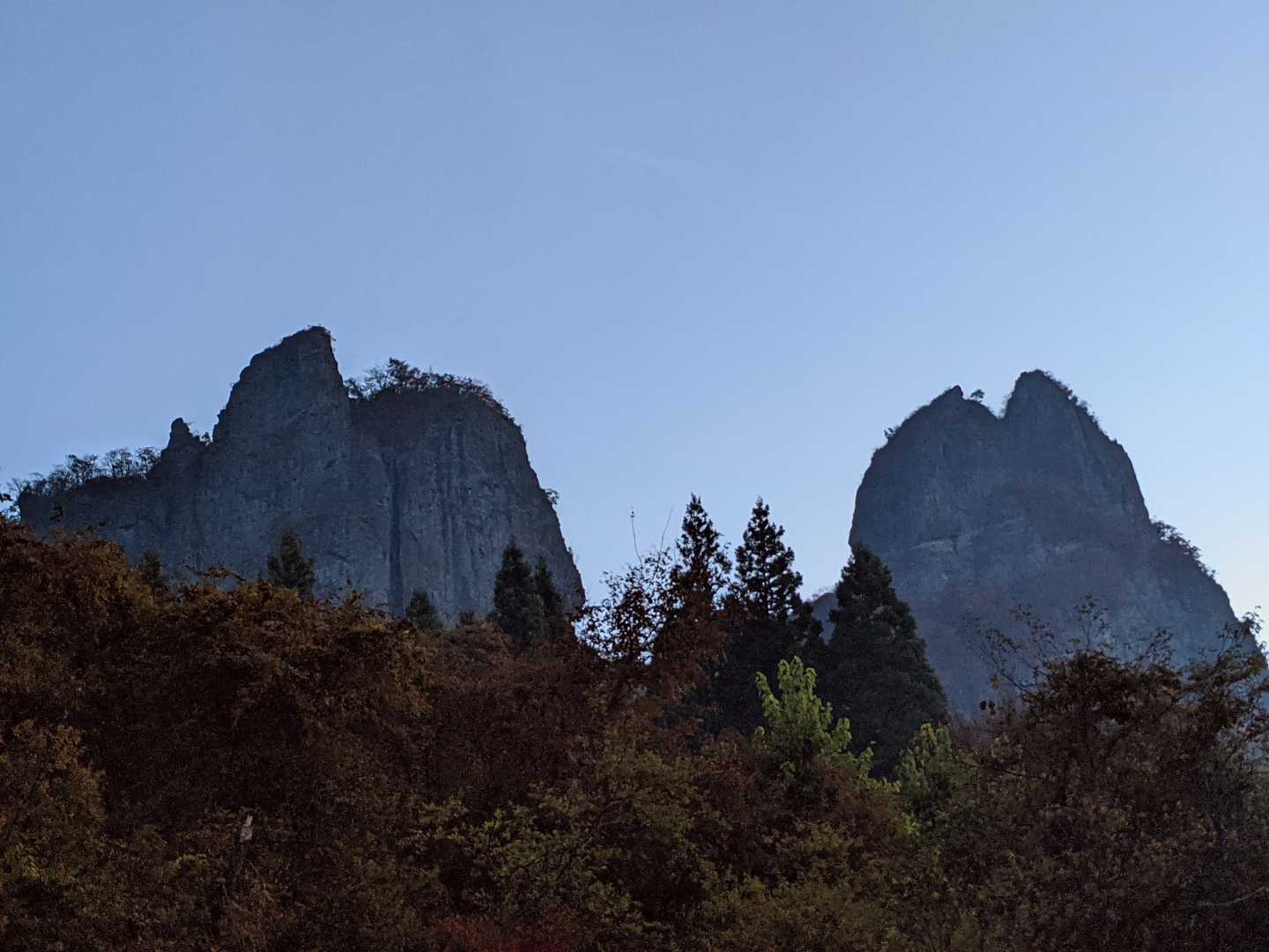 西登山口-東登山口-コル-高岩 周回コースの写真