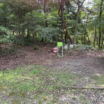 わくわく小屋の横の分岐点
本堂ヶ峰へはドングリの小道だね
ヤマザクラの小道方面はイノシシが出没してるそうで要注意⚠️
熊鈴も鳴らして行こうっと