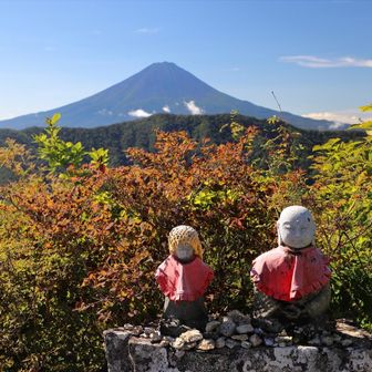 釈迦ヶ岳山頂と～ちゃくっ！
石仏の周りも秋っぽい。そして富士山がスッキリ見えて良かった～！
ところで、この石仏は釈迦ヶ岳なのでお釈迦さまだとばかり思っていたが、
調べた所「小さな二体の夫婦仏」なのだそう。へぇぇ～。