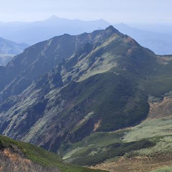 浸食されてできた面白い地形
ポントナシベツ岳　奥に夕張岳