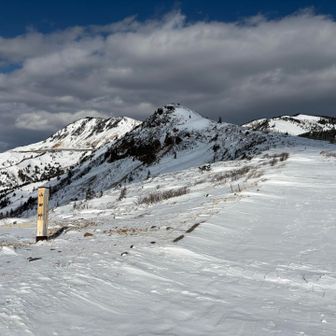 山田峠の標識。このあたりからしばらく爆風