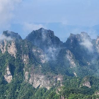 ガスで幻想的な金洞山
水分を補給し、汗を拭ってクーリング。
回復できたので縦走する事に決めました。