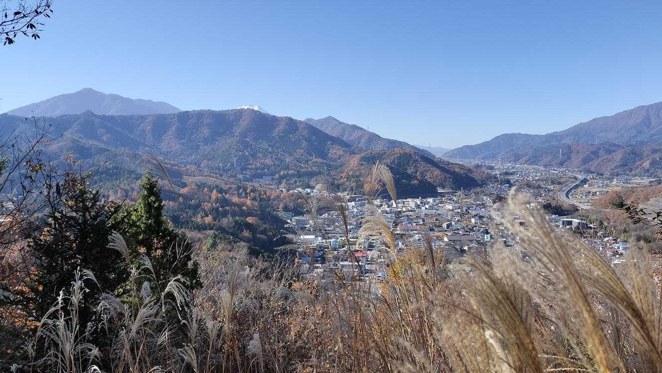 長安寺山の少し先のパノラマ展望台からの眺め。
うん、いいね～！
