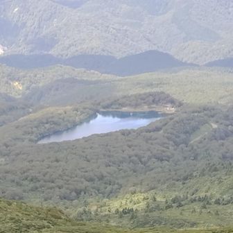 須川湖は青色