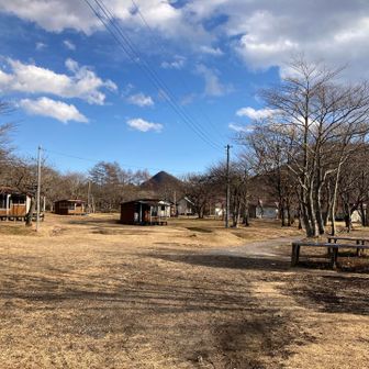 湖畔を歩きキャンプ場を抜けて戻っていきます。