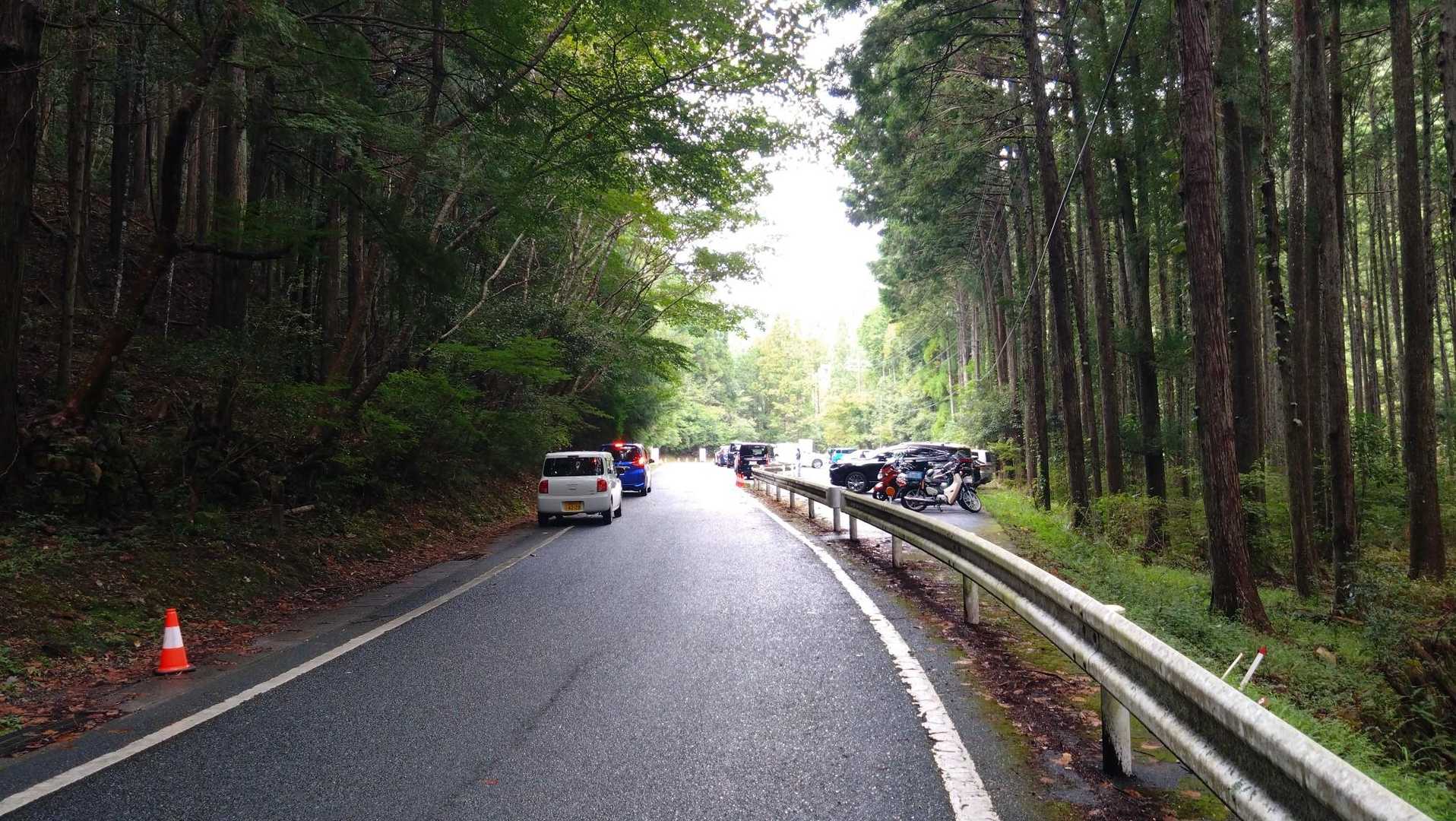 駐車場、空き待ちになってます。
早く車出して譲りましょう😄

道中でお昼食べて茶臼山に向かいます😊
大汗かきましたが楽しいコースでした😄