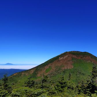 振り返って大岳、遠くに岩木山。