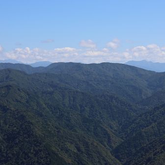 白山は雲に隠れてしまいましたが、遠く奥越
の山々はよく見えました。