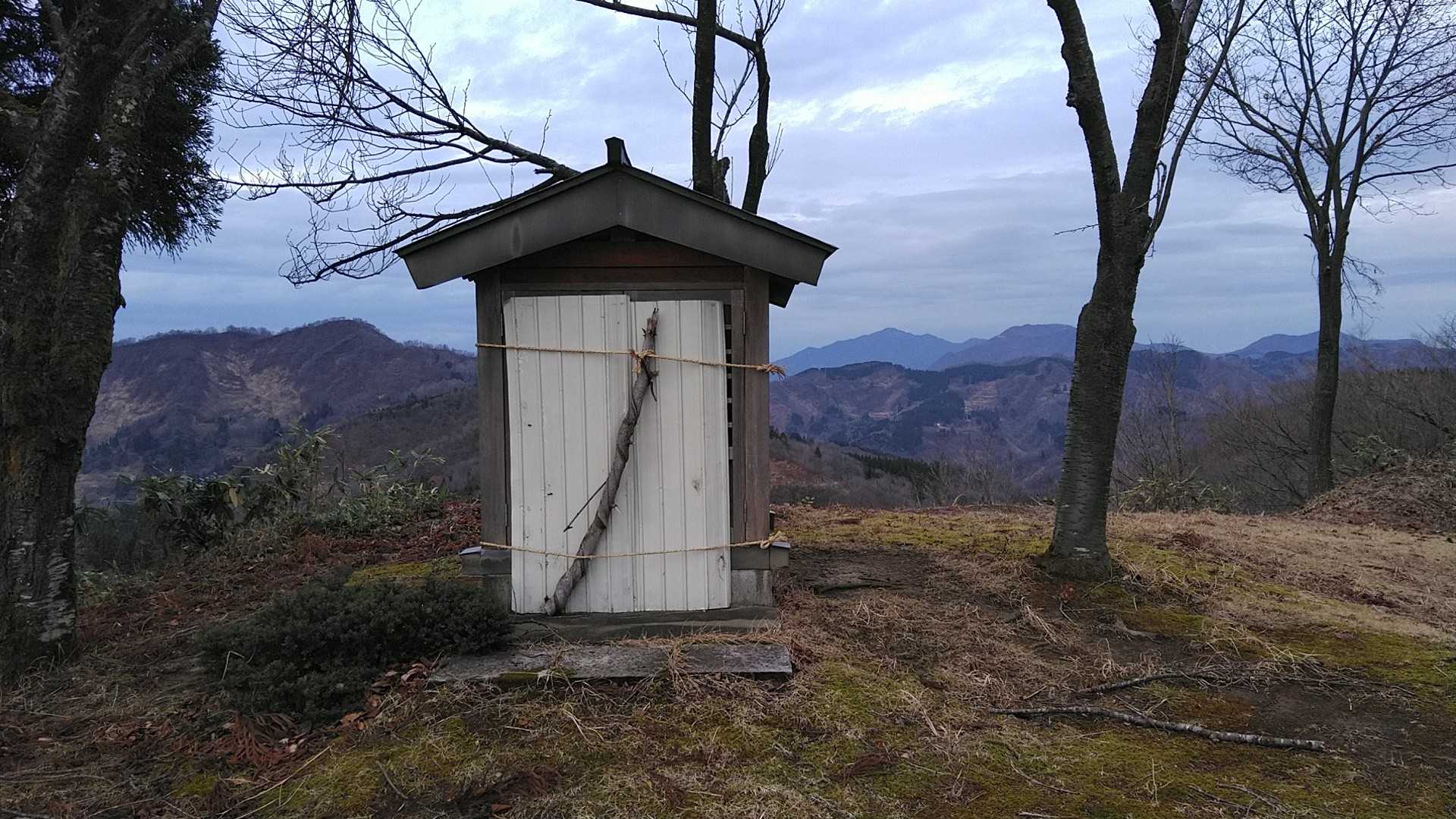 山頂到着(冬囲いされた祠がありました。)
祠の右奥に米山、その右側手前に尾神岳