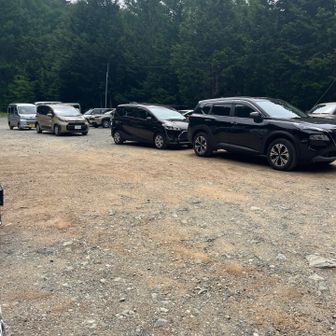 駐車場には誘導員みたいな方がいて違法駐車がないように管理されてました