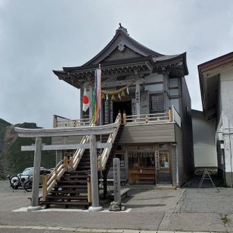 乗鞍本宮 中ノ宮（遥拝所）
乗鞍岳全体を御神体とする乗鞍本宮中ノ宮は畳平に鎮座しており鶴ヶ峰山頂に鎮座する乗鞍本宮頂上本社の御朱印と併せて戴くことができます。