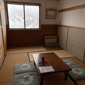 今回の部屋。個室です。
窓からは別山・真砂岳方面の景色を楽しめます。