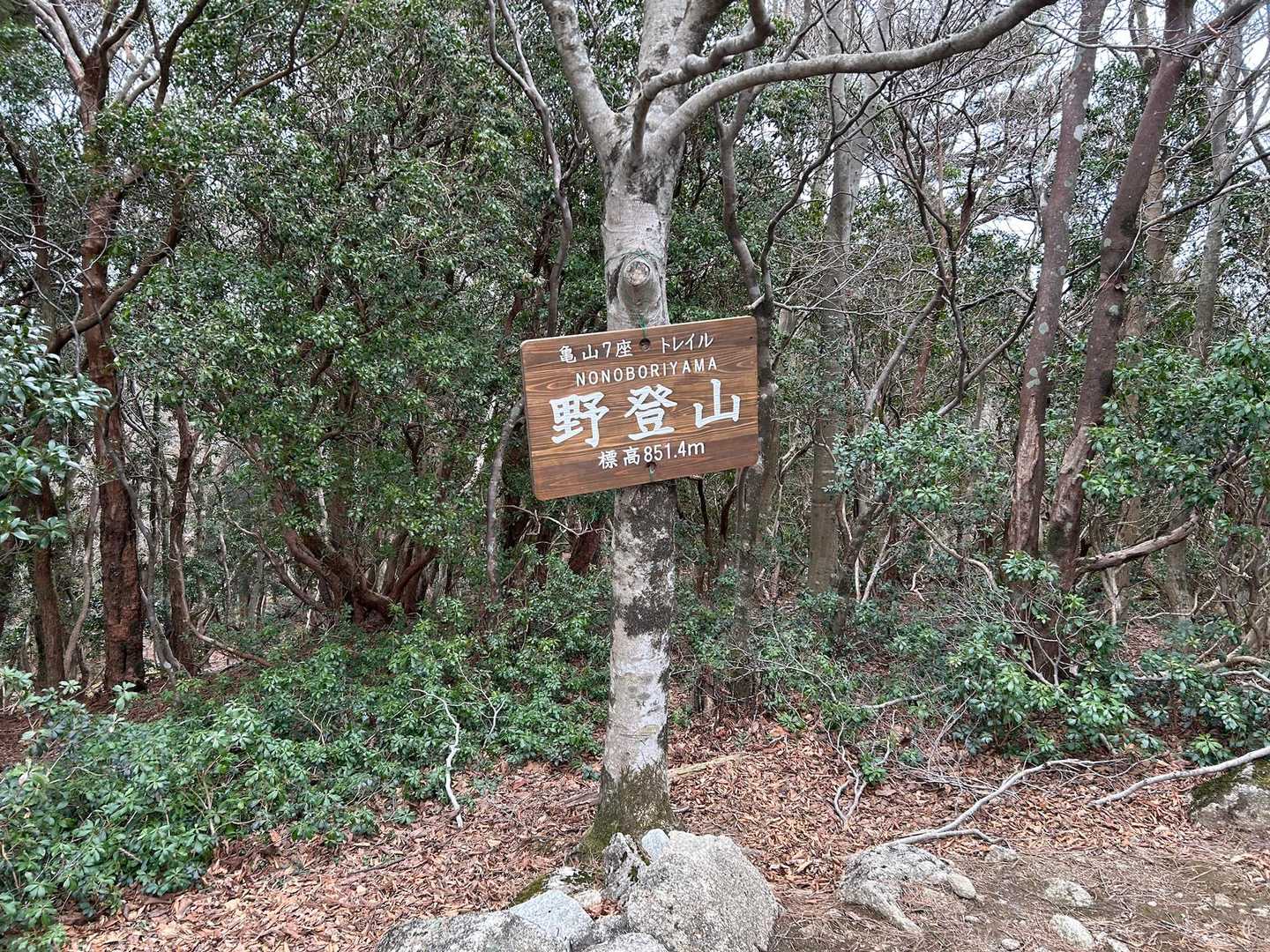 東、こっちには標識2つあった