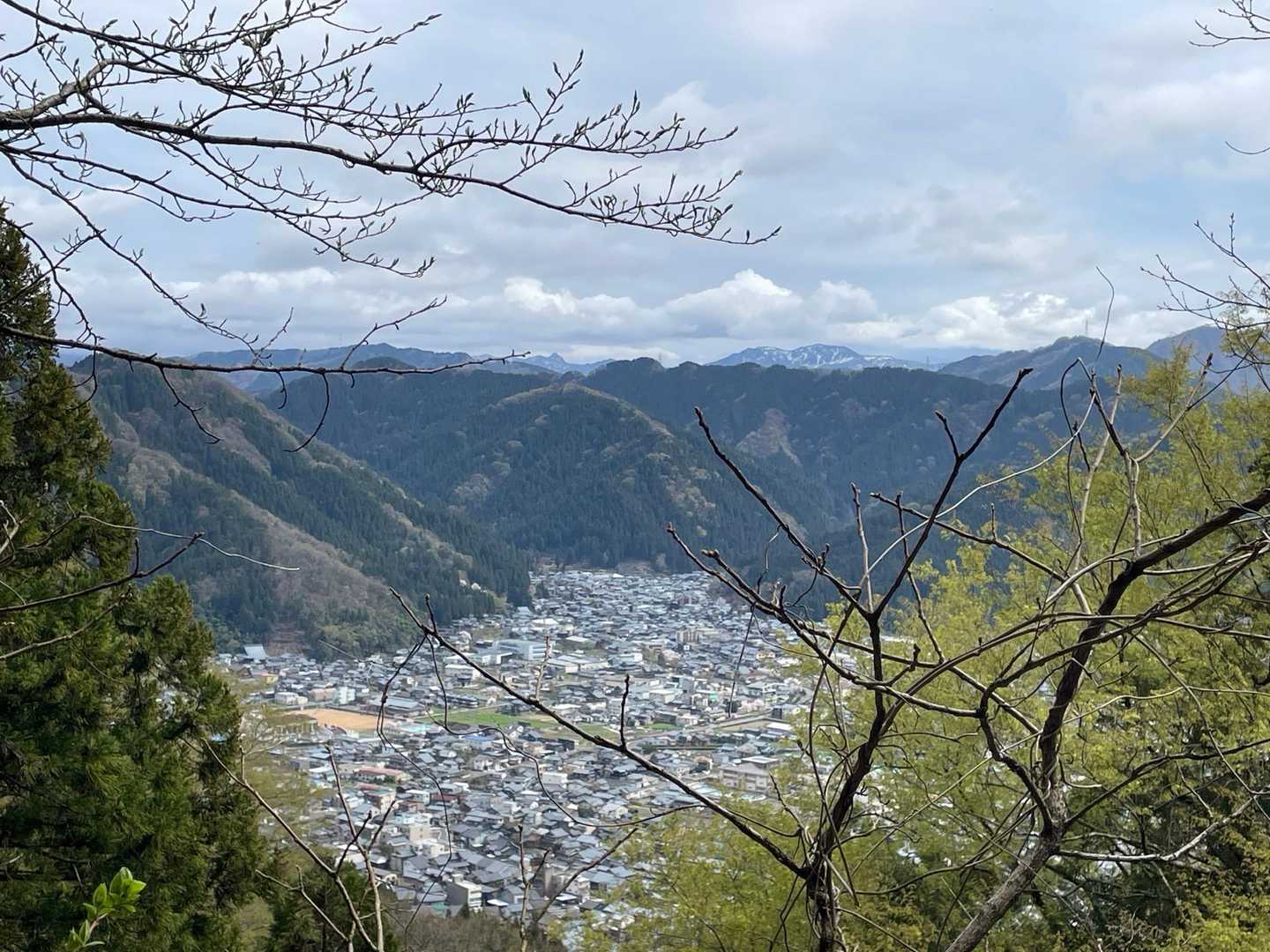 途中のベンチからの眺望がいい！
冠岳のツンツンも見える