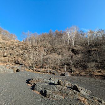 少々急な斜面を下って幕岩に寄り道…　🗻の数々の🌋溶岩が積み重なって崖状になった地形だそうです…