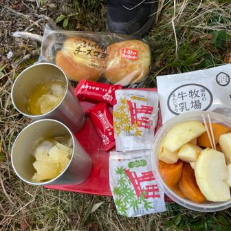 山頂にたどり着く前にシャリバテになったから先におにぎり食べたんだ🍙

シャリシャリ冷え冷えジュースはアカーーン🤣
寒いわ🤣