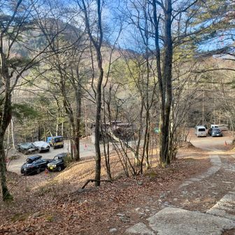 ジープが駐っている駐車場に戻ってきました。

ジープ道は、くねくねと蛇行して駐車場まで降りていきます。その分距離が長くなるからか、途中でジープ道から逸れて下山できる別ルートがありました。今回、そちらを利用するつもりが、分岐を見過ごしてしまって少しロスしましたが、別フルートを使って順調に下山できました。傾斜がそこそこ急でした。

この駐車場から、車を停めたゲートまでのくねくねした林道も大幅に省略すべく、森の中を突っ切ってしまいました。足元は落ち葉でふわふわで、予想以上に歩きやすかったです。