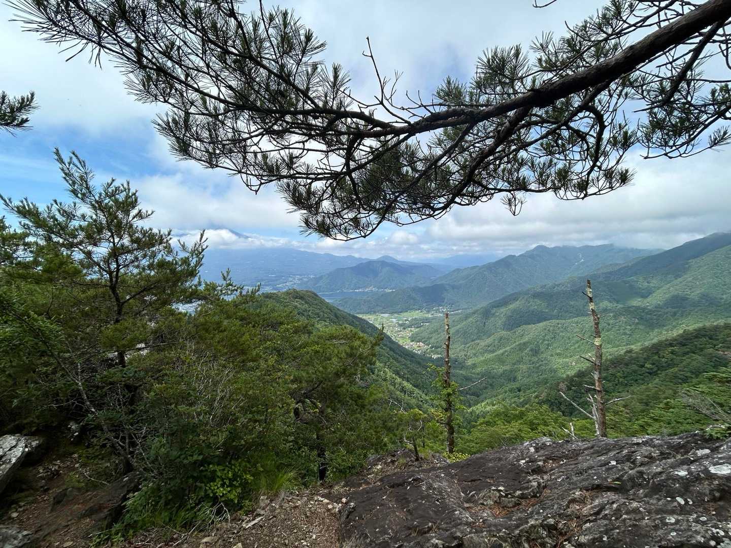 新道峠-破風山-すずらん峠-御坂黒岳-中沢山 縦走コースの写真