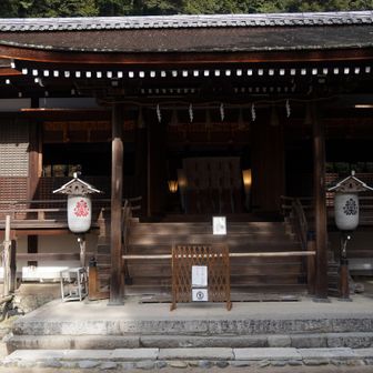 拝殿
宇治離宮の遺構と云われる寝殿造り風の住宅建築
もとは下社の宇治神社と一体で平等院の鎮守社とも云われる