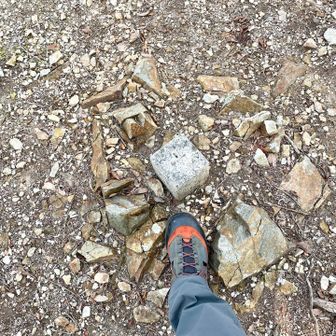 鶴嘴山到着です。三角点タッチ